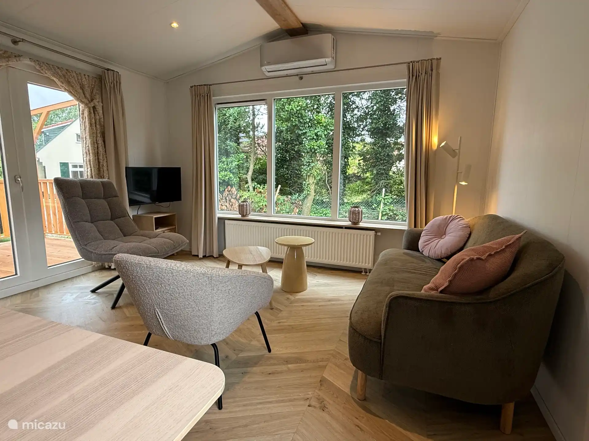 Living room/sitting area