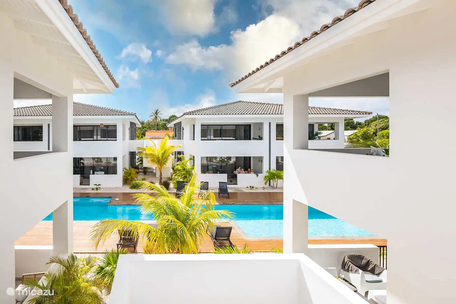 Vista al jardín y a la piscina