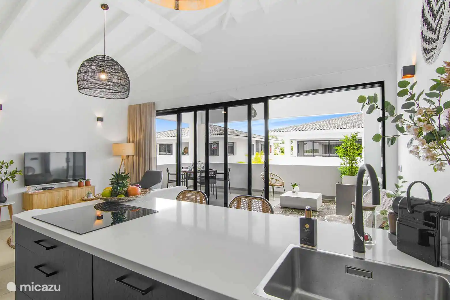 Cocina completa y lujosa con todas las necesidades