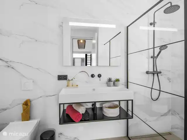 apartamento en Curazao, Banda Arriba (este), Jan Thiel – Penthouse Sunny Palm Curazao Baño 1 (con ducha de lluvia)