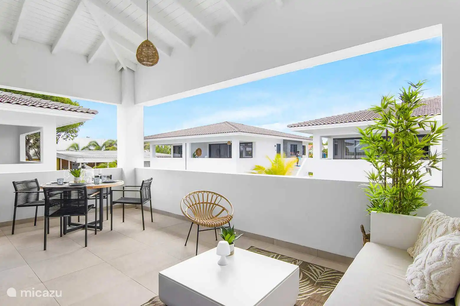 Balcón con comedor y sala de estar