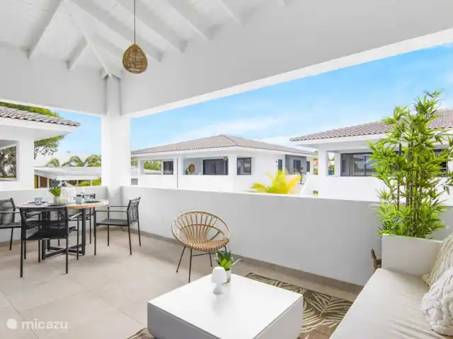 apartamento en Curazao, Banda Arriba (este), Jan Thiel – Penthouse Sunny Palm Curazao Balcón con comedor y sala de estar