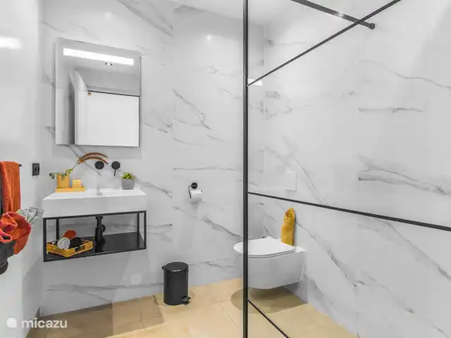 apartamento en Curazao, Banda Arriba (este), Jan Thiel – Penthouse Sunny Palm Curazao Baño 2 (con ducha de lluvia)