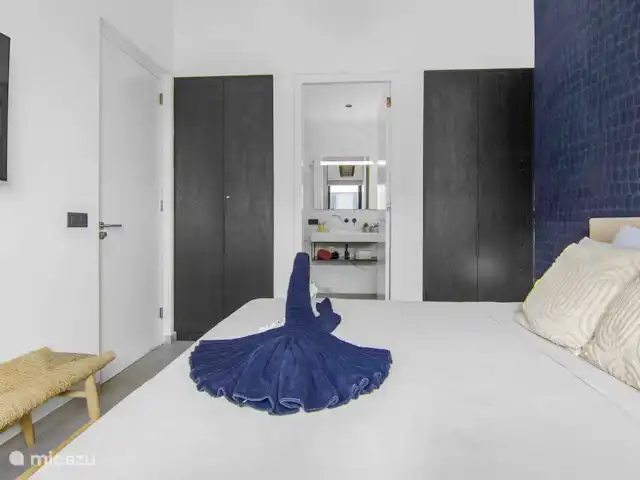 apartamento en Curazao, Banda Arriba (este), Jan Thiel – Penthouse Sunny Palm Curazao Dormitorio 1 con aire acondicionado y baño privado