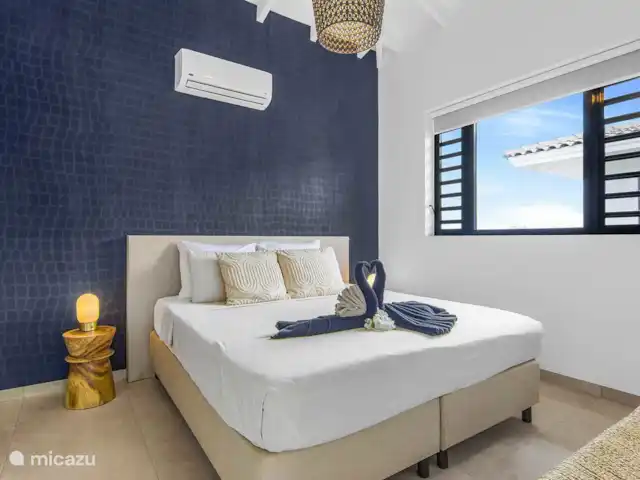 apartamento en Curazao, Banda Arriba (este), Jan Thiel – Penthouse Sunny Palm Curazao Dormitorio 1 con aire acondicionado y baño privado