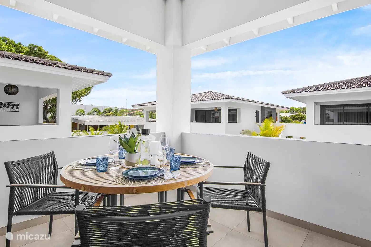 Balcón con comedor y sala de estar