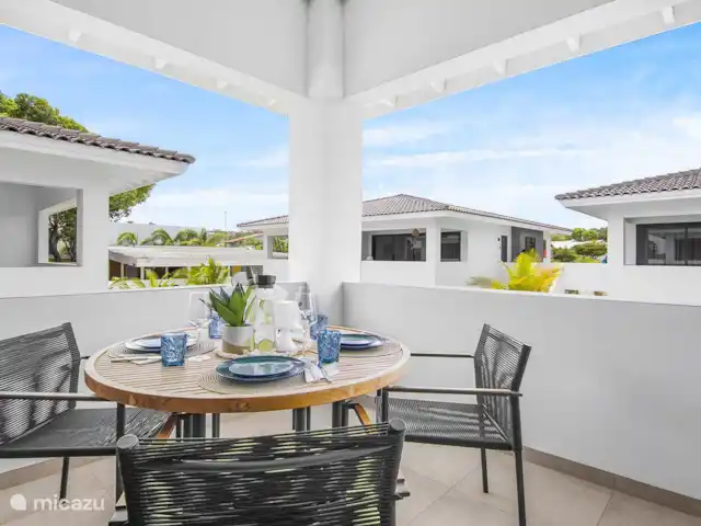 apartamento en Curazao, Banda Arriba (este), Jan Thiel – Penthouse Sunny Palm Curazao Balcón con comedor y sala de estar