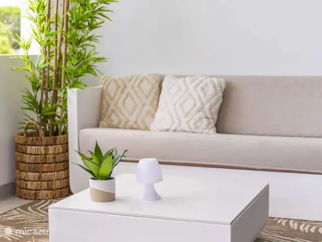 apartamento en Curazao, Banda Arriba (este), Jan Thiel – Penthouse Sunny Palm Curazao Sofá salón balcón