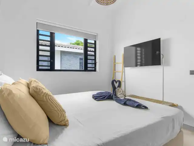 apartamento en Curazao, Banda Arriba (este), Jan Thiel – Penthouse Sunny Palm Curazao Dormitorio 1 con aire acondicionado y baño privado