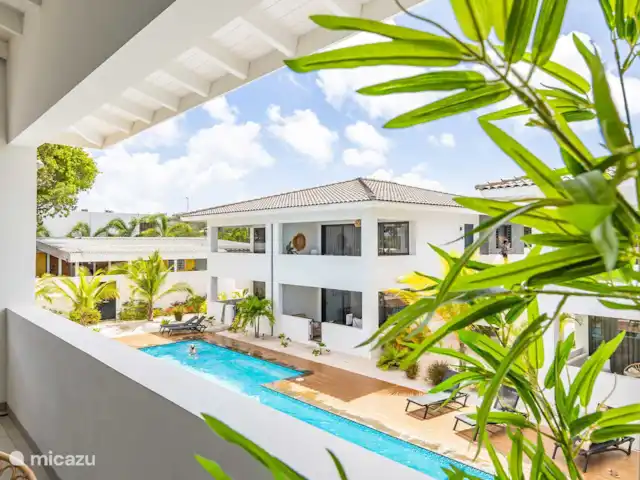 apartamento en Curazao, Banda Arriba (este), Jan Thiel – Penthouse Sunny Palm Curazao Balcón con comedor y sala de estar y vista a la piscina