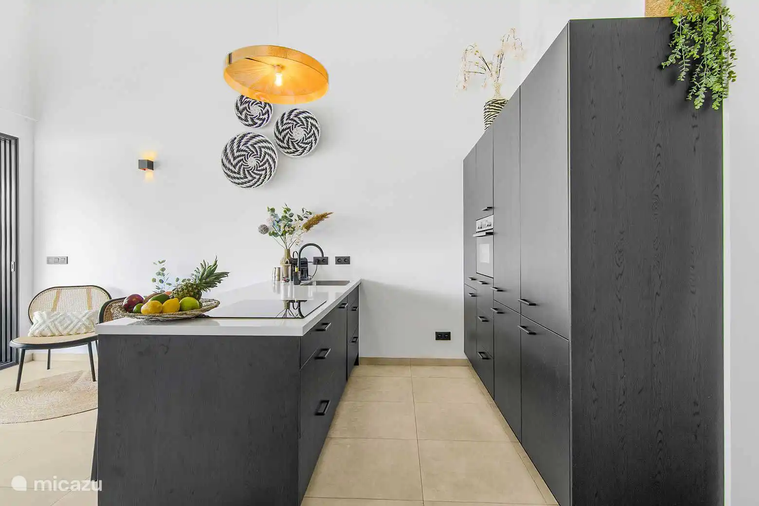 Cocina completa y lujosa con todas las necesidades