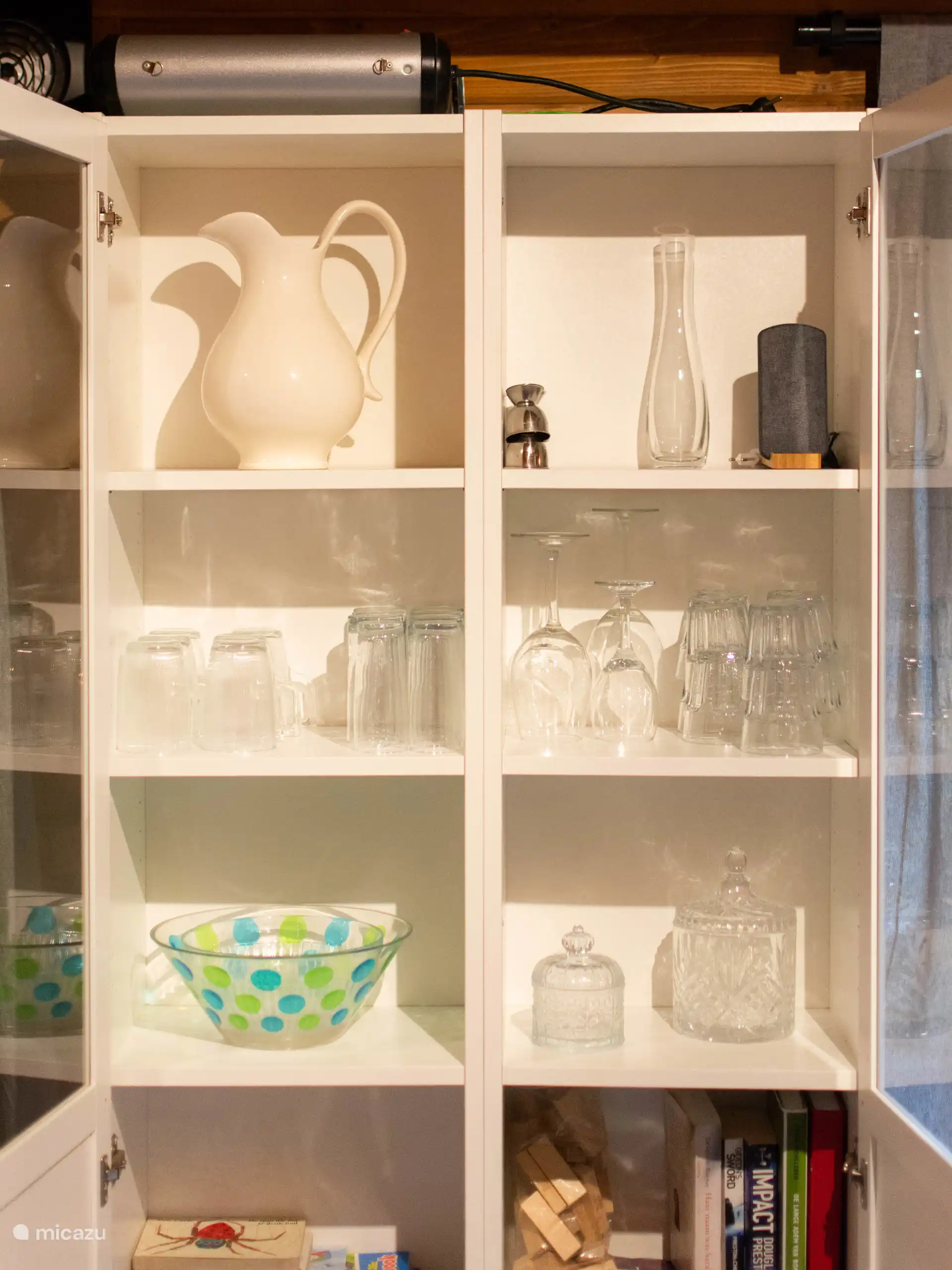 Der Schrank im Wohnzimmer mit Gläsern.