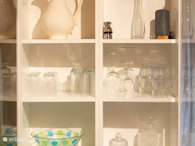 Chalet Birdsong | Pays-Bas, Gueldre, Wells - chalet L’armoire du salon avec des verres.