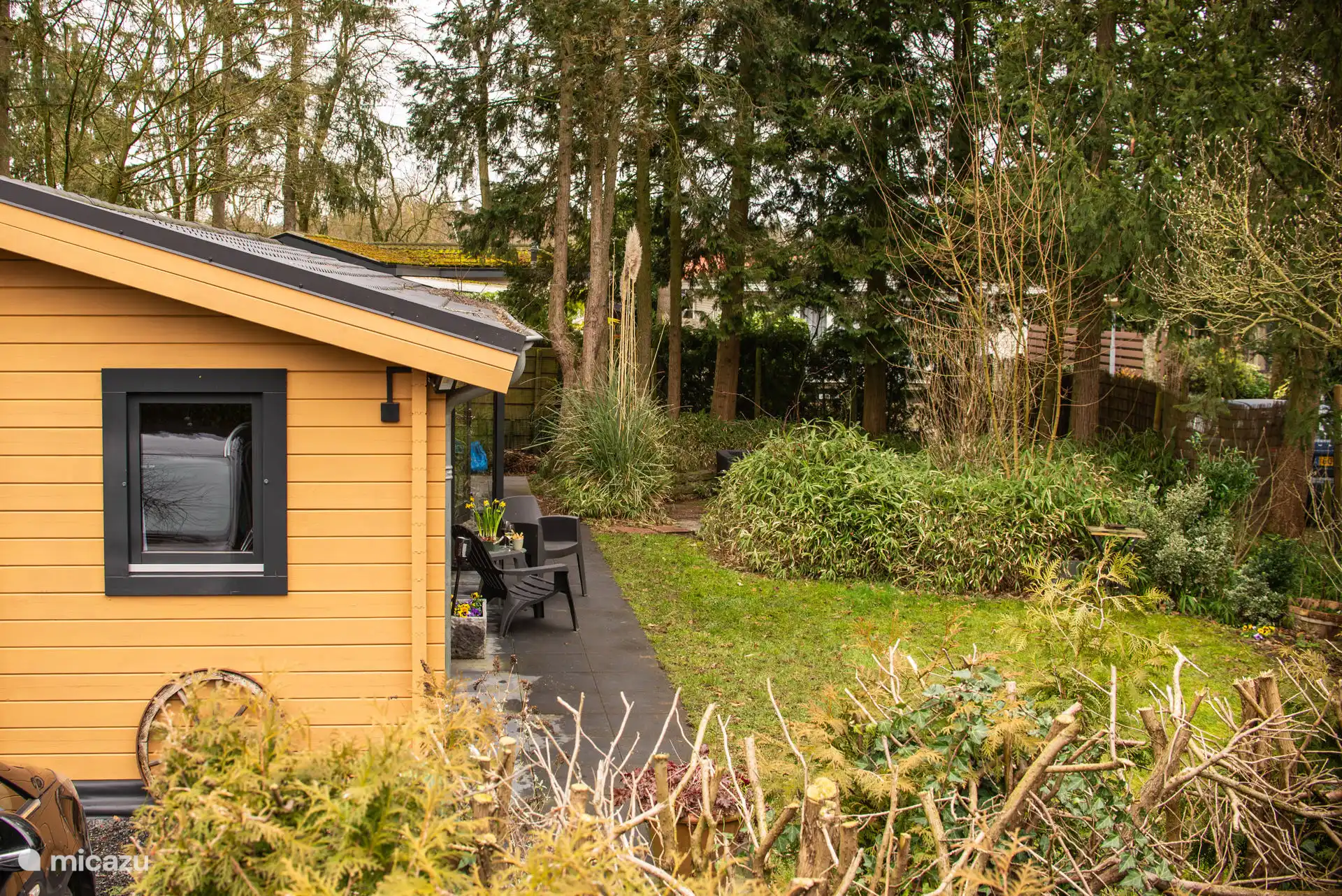 Das Chalet im Außenbereich und der Garten.