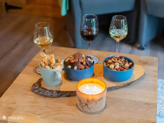 Chalet Birdsong | Pays-Bas, Gueldre, Wells - chalet Dégustez avec un verre de vin avec vue sur le jardin.