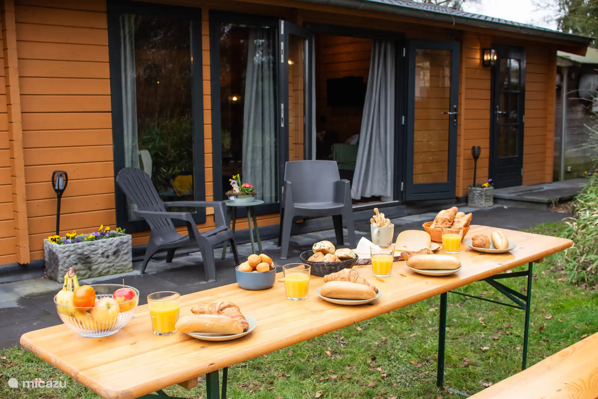 Können Sie sich vorstellen, hier zu frühstücken, mit dem Klang der Vögel und dem Rauschen der Bäume? Erhältlich im Schuppen auf einem Klapptisch.