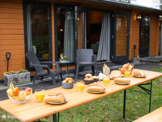 Chalet Birdsong | Pays-Bas, Gueldre, Wells - chalet Pouvez-vous vous imaginer prendre votre petit-déjeuner ici, avec le bruit des oiseaux et le bruissement des arbres ? Disponible dans le cabanon sur une table pliante.