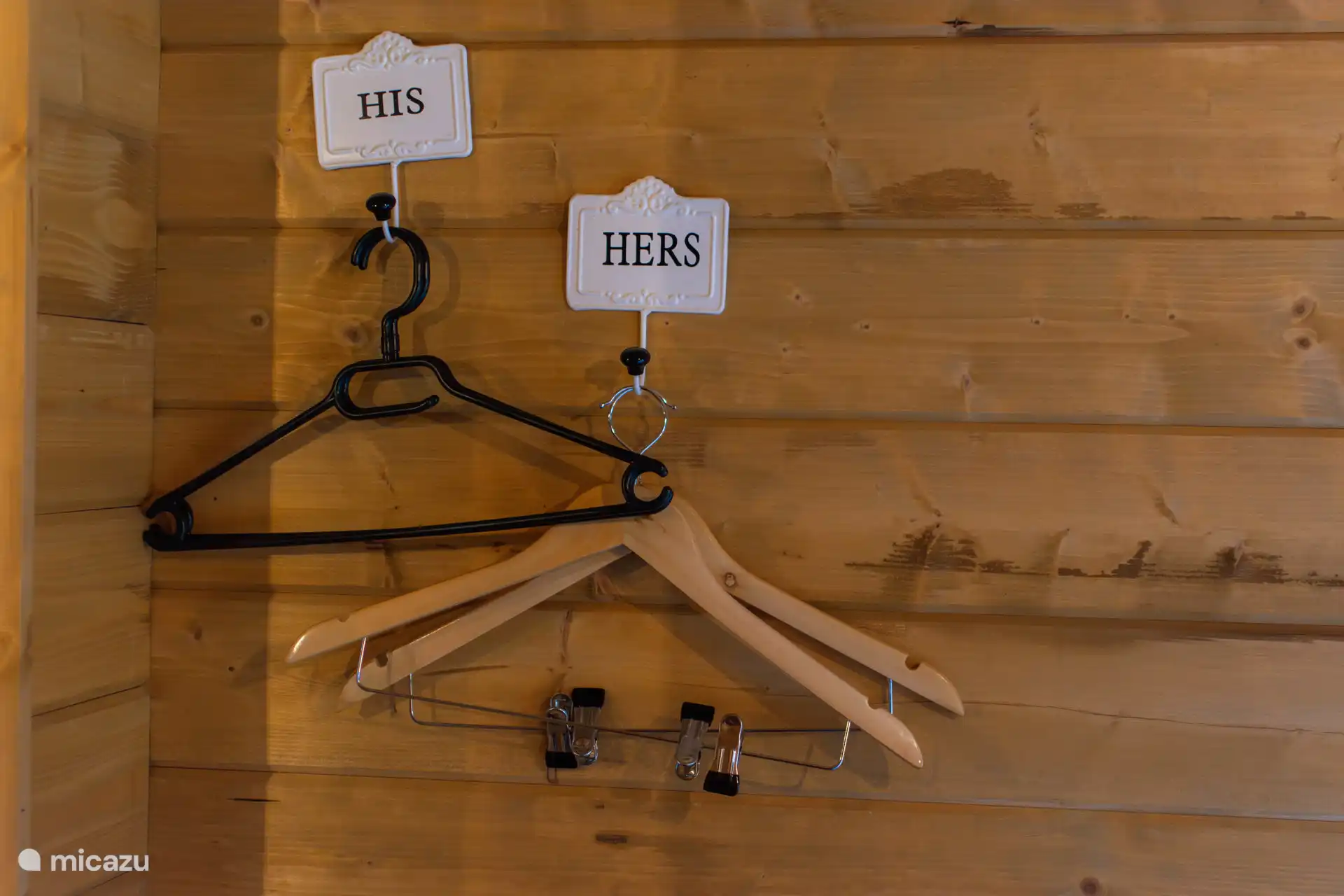 Kleiderbügel für die Kleidung.