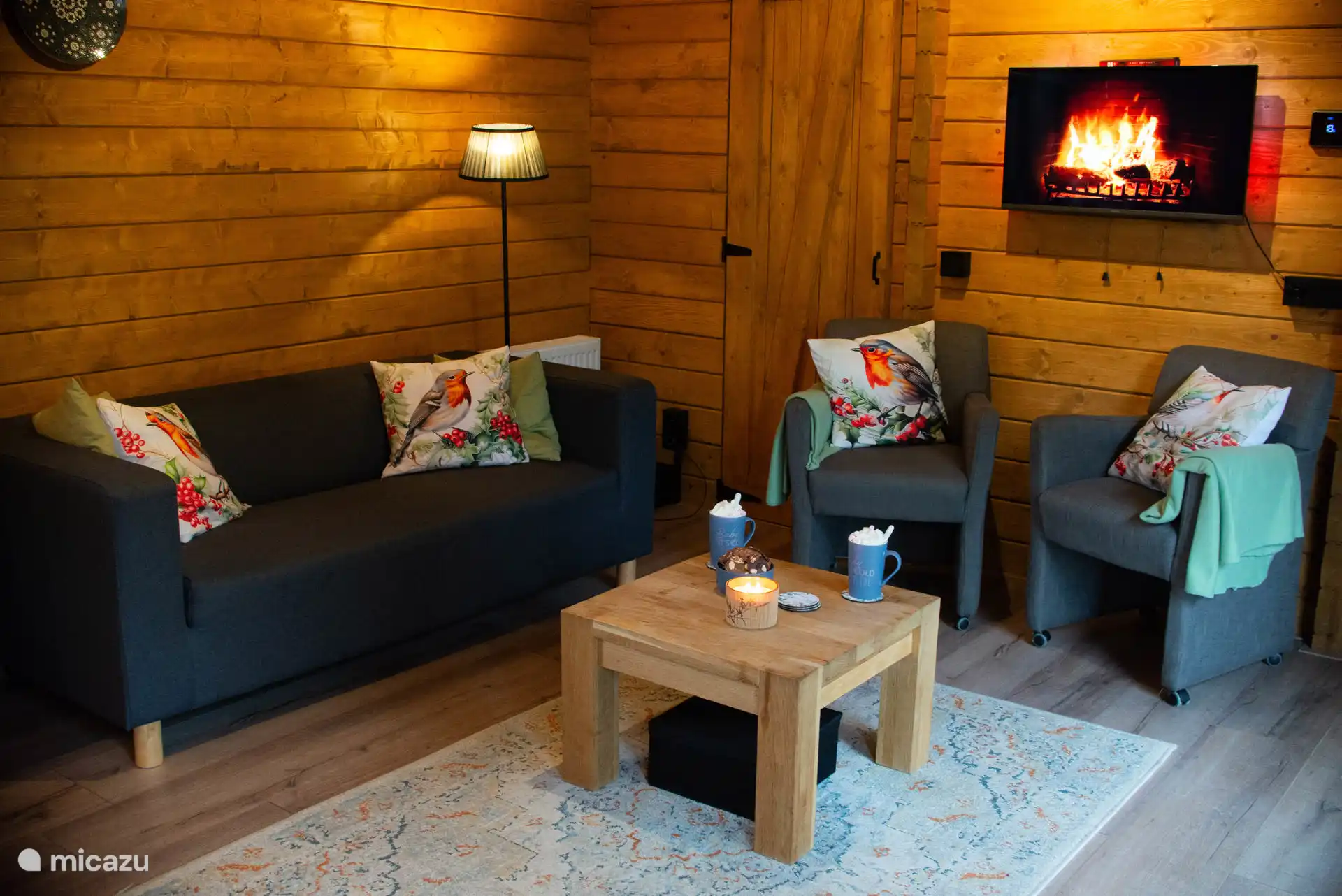 Wohnzimmer in winterlicher Atmosphäre.