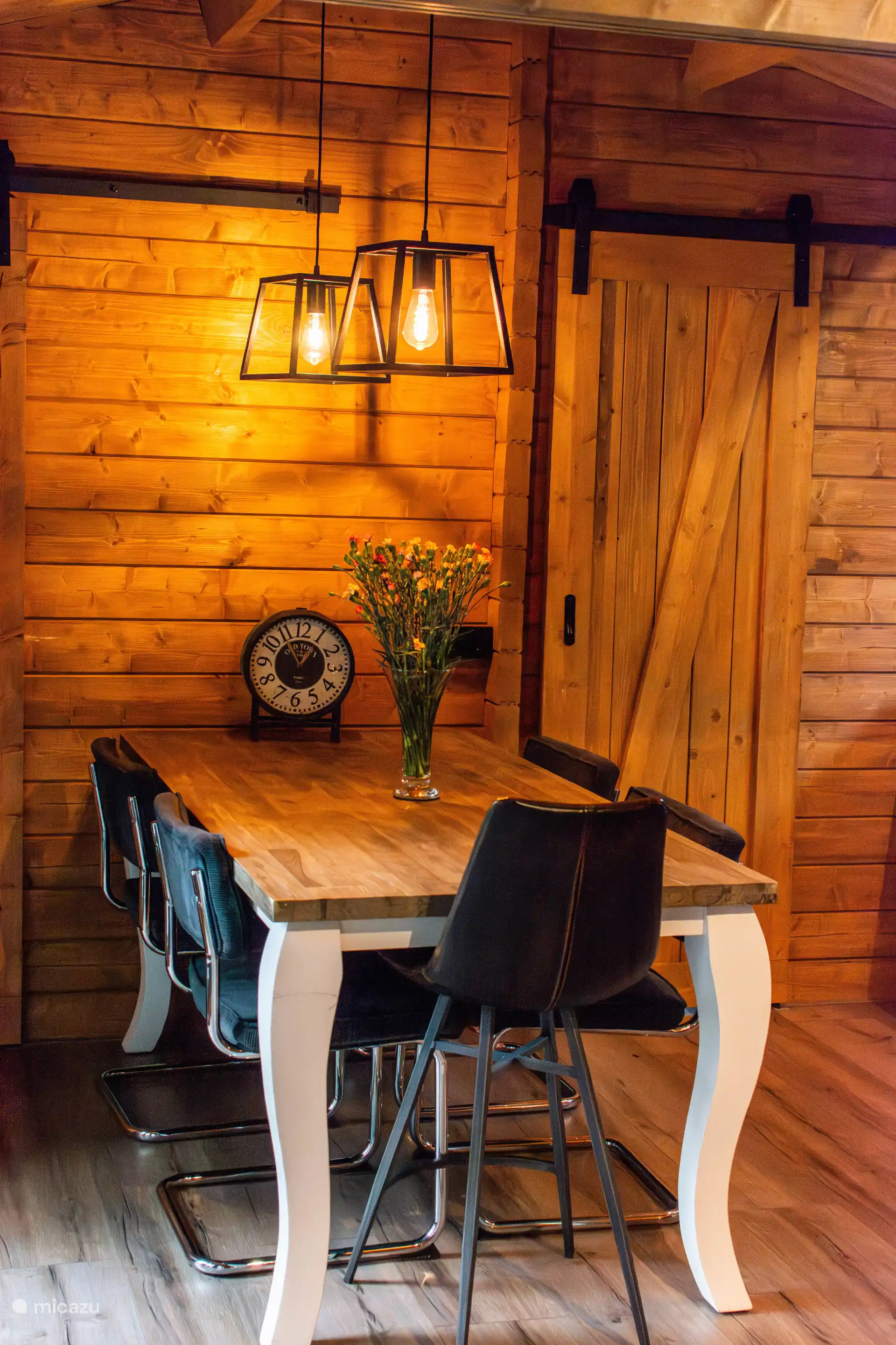 Vier Esszimmerstühle und ein Barhocker stehen zur Verfügung.