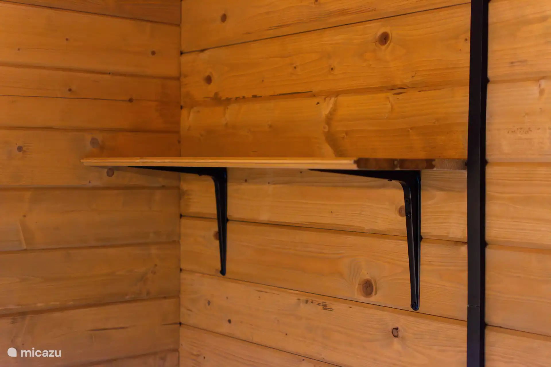 Ein Regal für Kleidung oder andere Materialien.