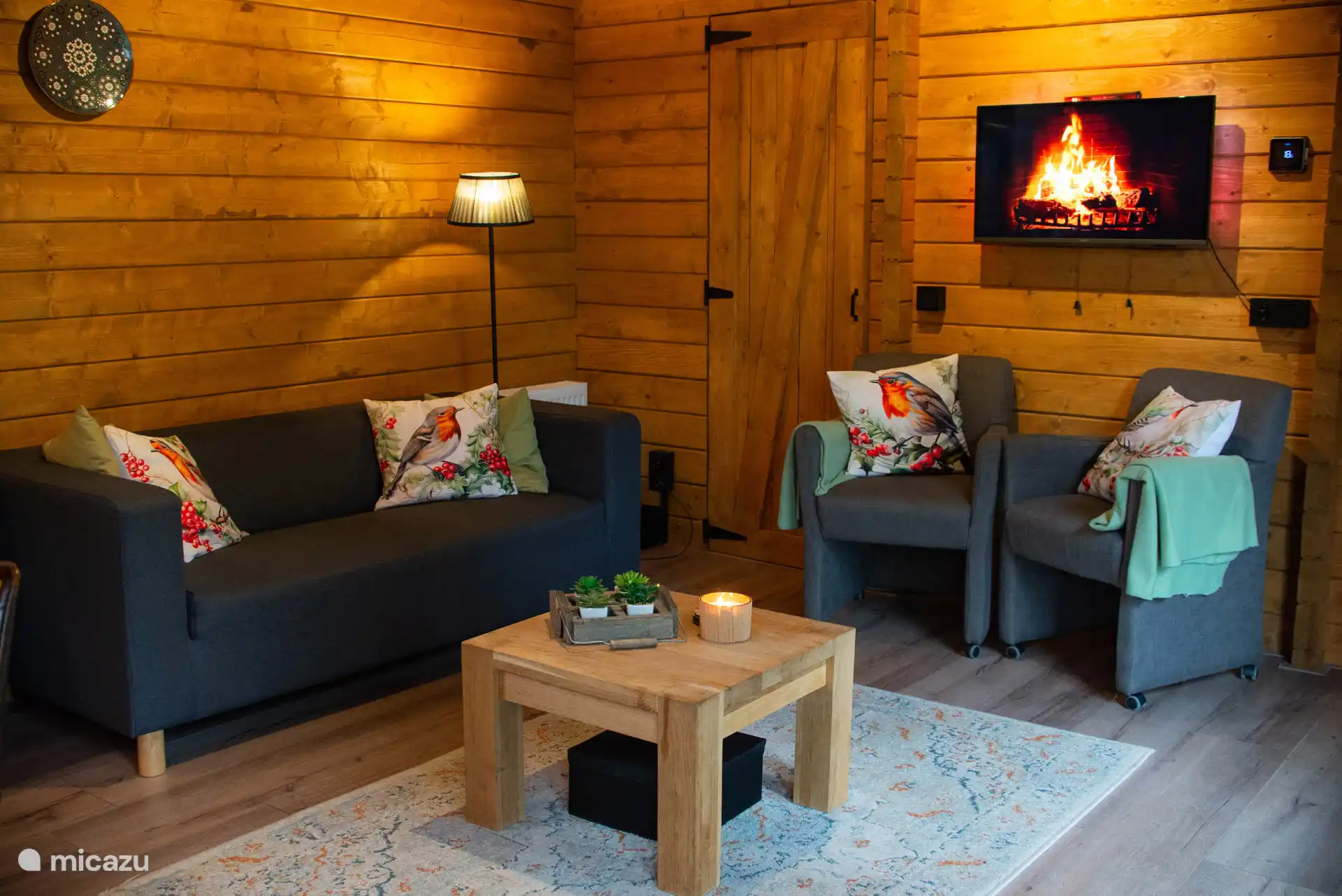 Das Wohnzimmer mit drei Sofas und zwei Stühlen