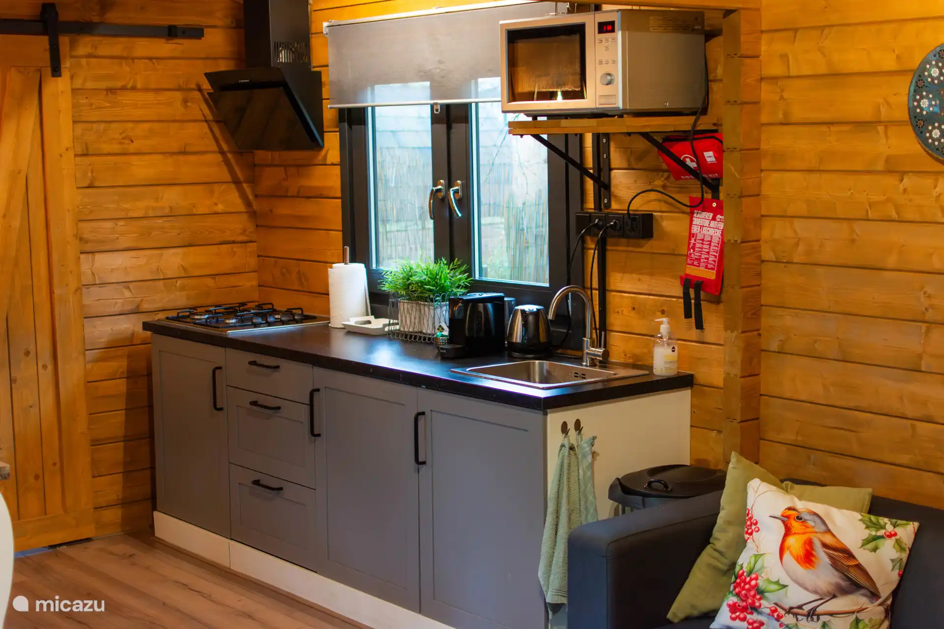 Die Küche ist gut ausgestattet mit Geräten zum Kochen.