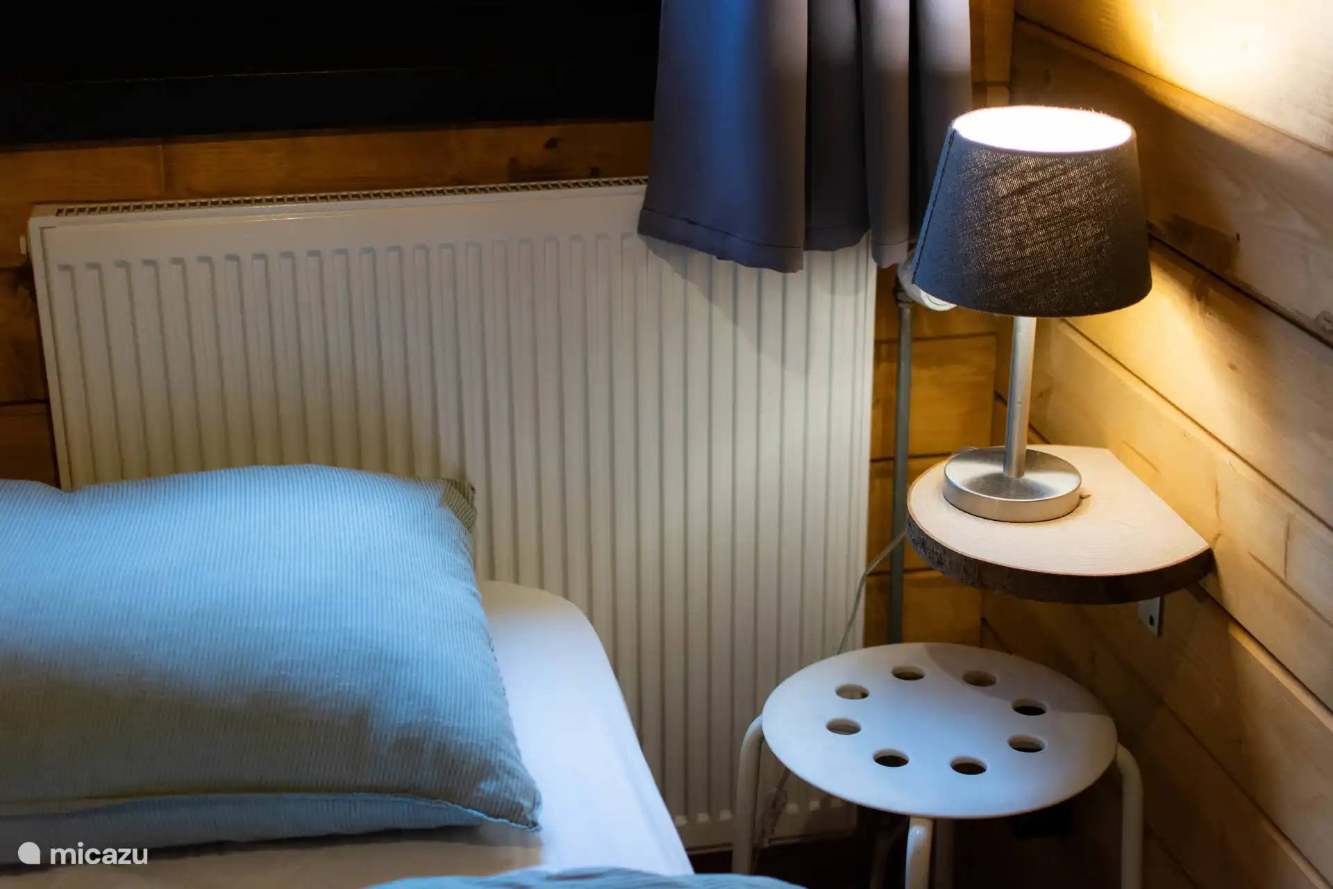 Das Einzelzimmer ist mit einem Nachtlicht ausgestattet.