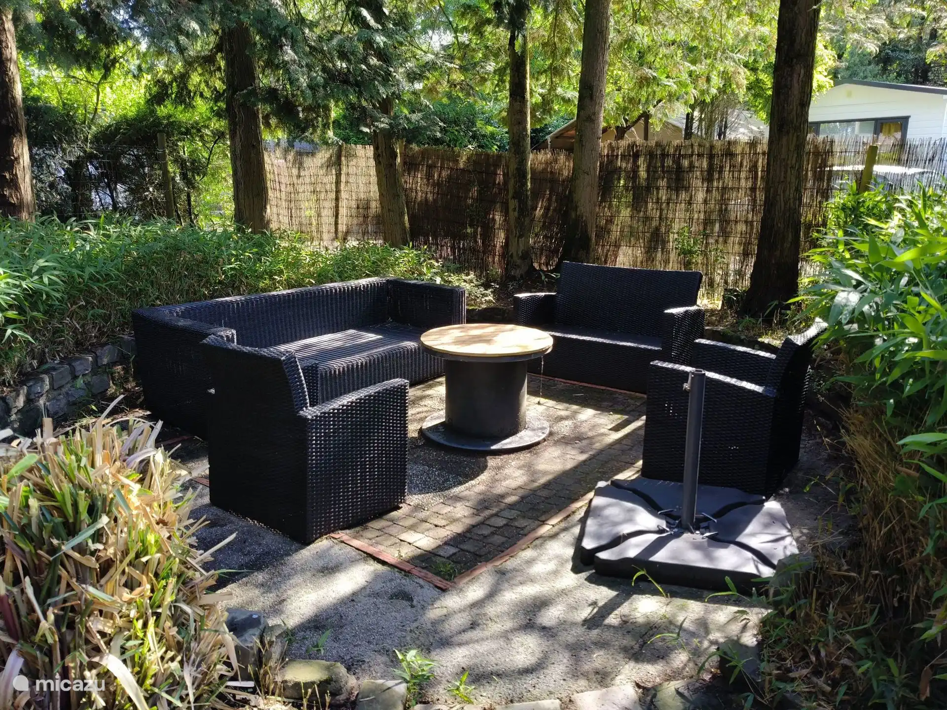 In de tuin kan je heerlijk zitten