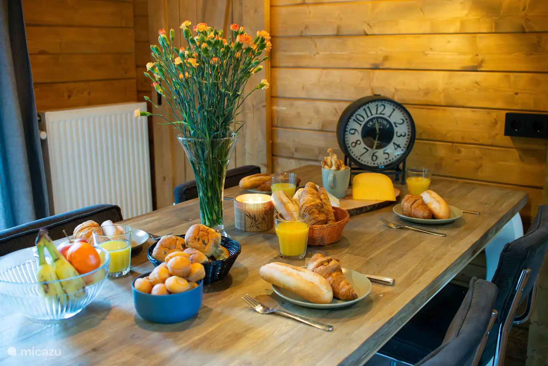 Frühstück mit Blick in den Garten.