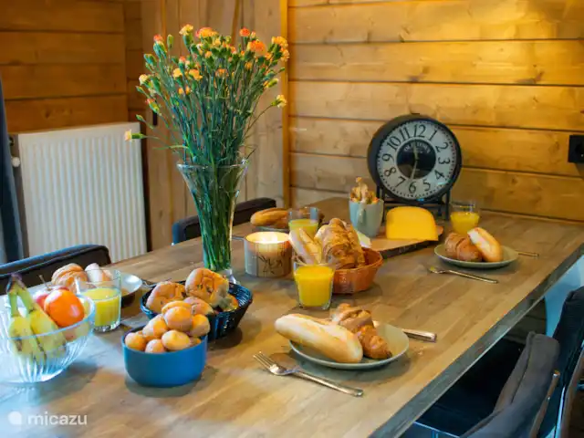Chalet Birdsong | Pays-Bas, Gueldre, Wells - chalet Petit-déjeuner avec vue sur le jardin.