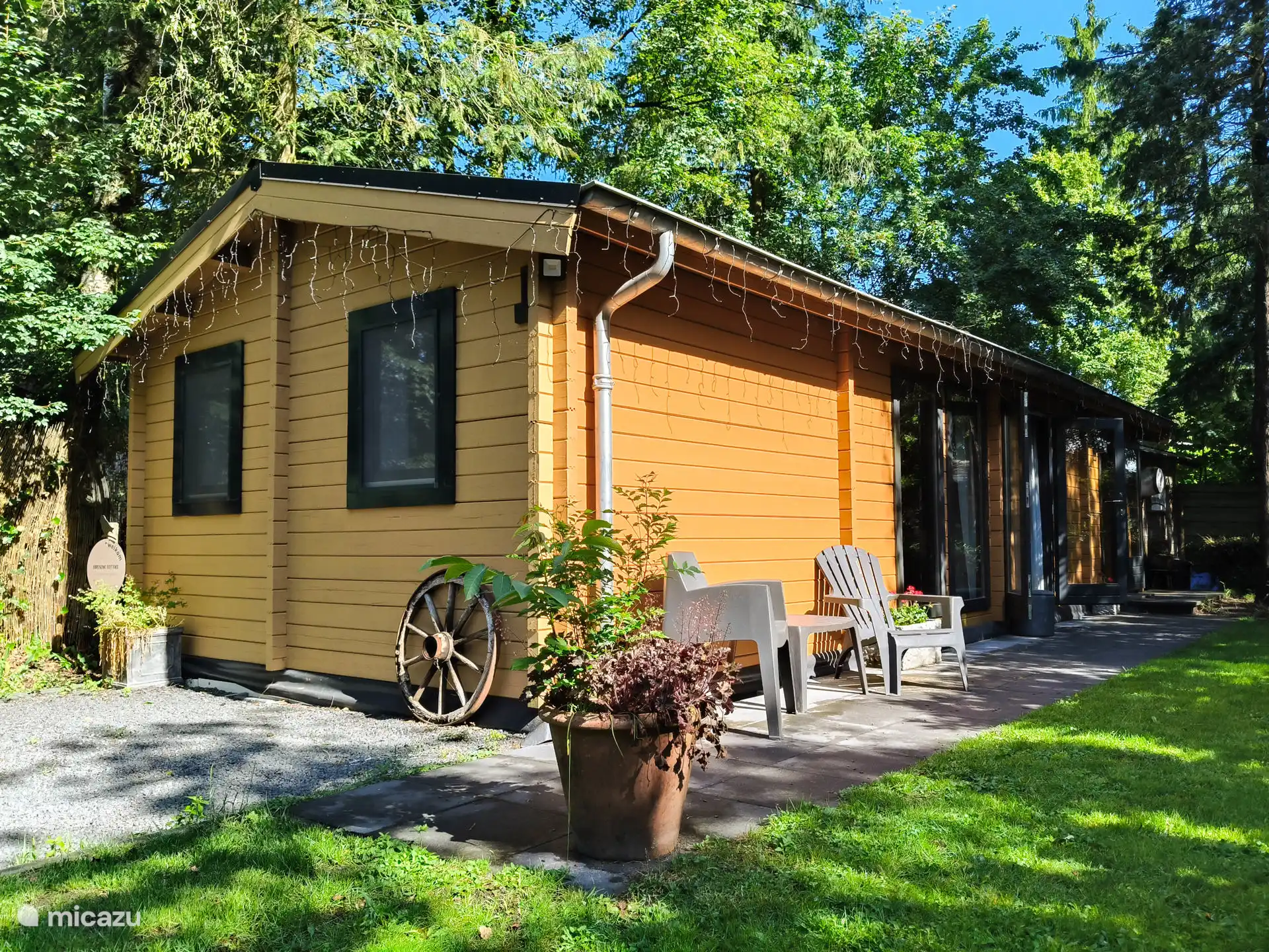 Chalet con vista lateral Cabaña Cantor de Pájaros de Putten