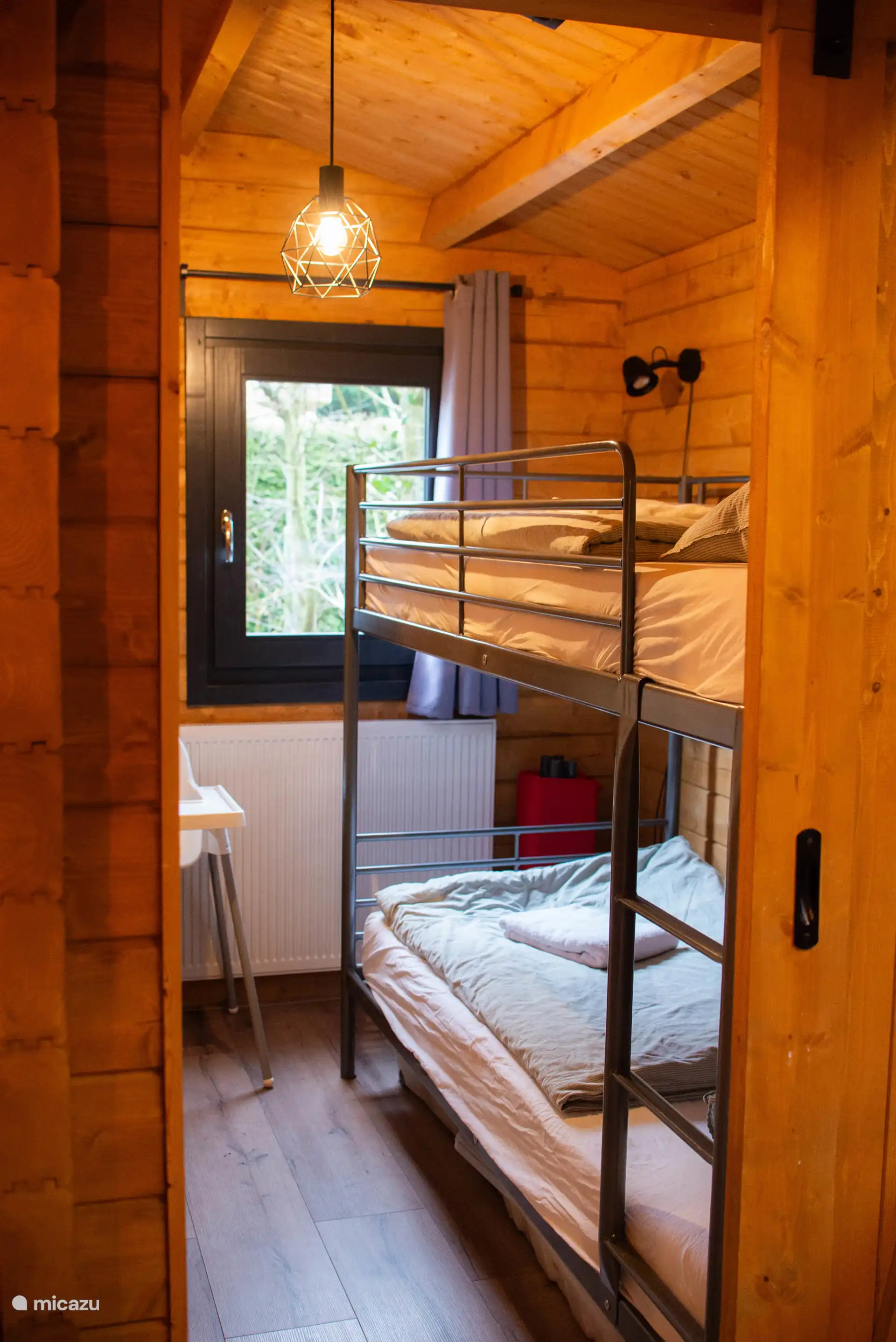 Das Zimmer mit Etagenbett befindet sich neben dem Doppelzimmer.