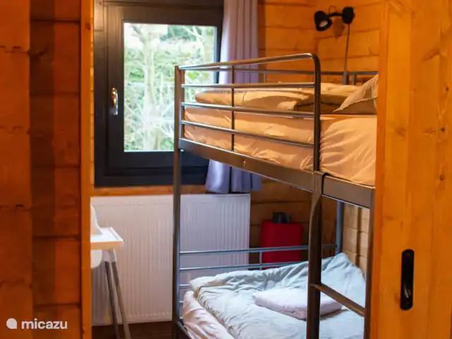 Chalet Birdsong | Pays-Bas, Gueldre, Wells - chalet La chambre avec lits superposés est située à côté de la chambre double.