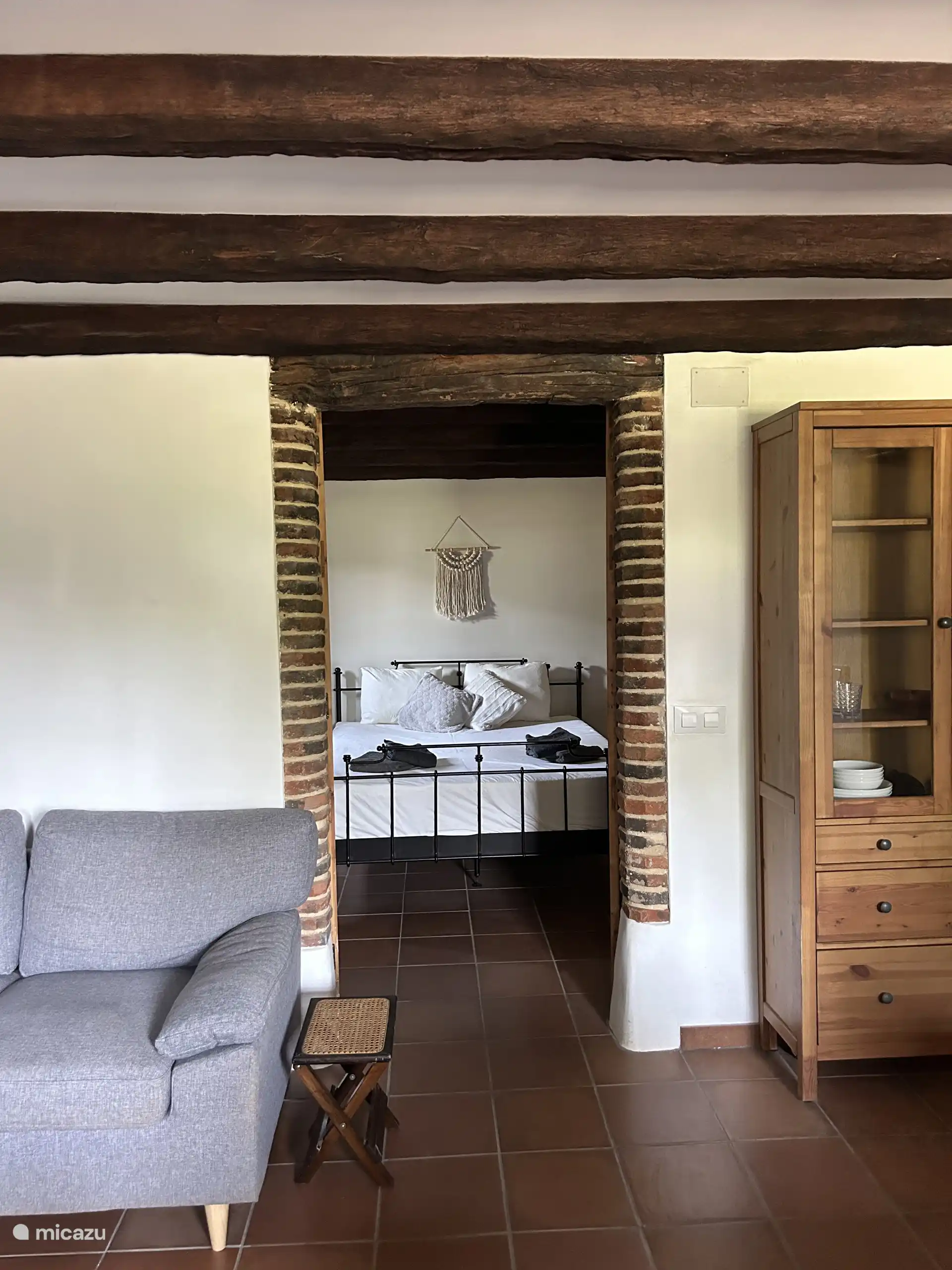 Vue du salon de la cuisine à la chambre