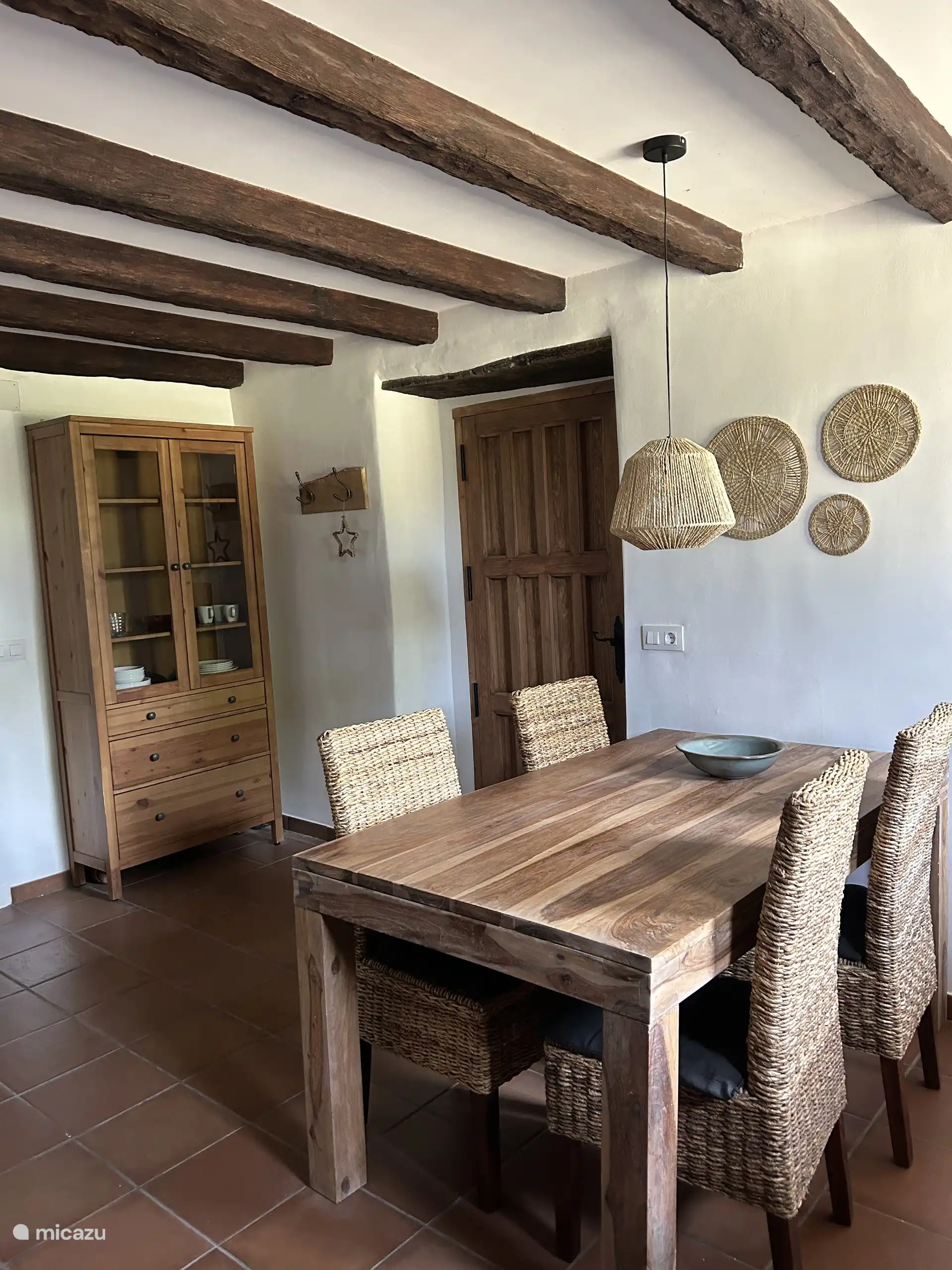 table à manger et de travail, armoire et porte-manteau