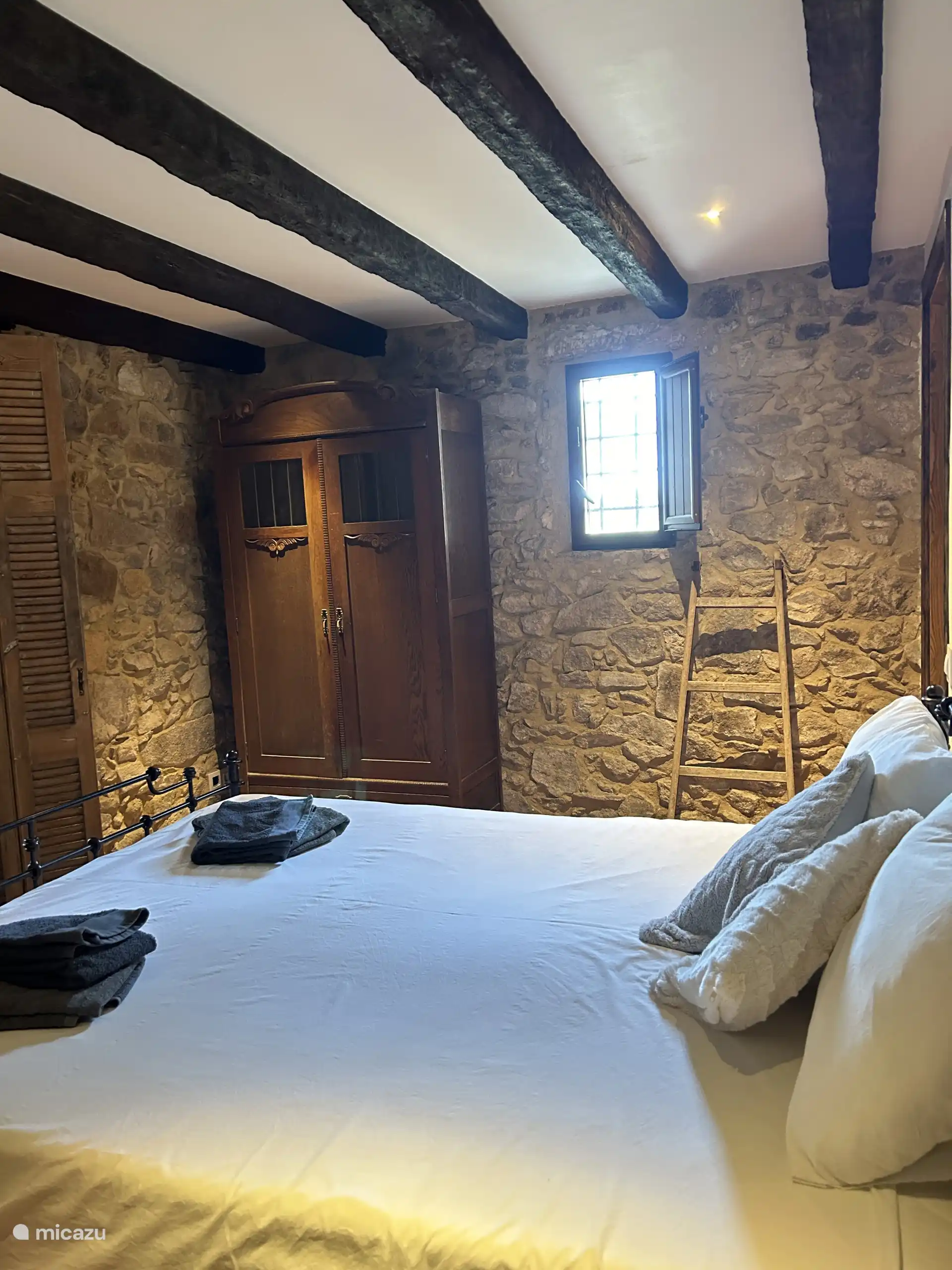 Placard et fenêtre dans la chambre