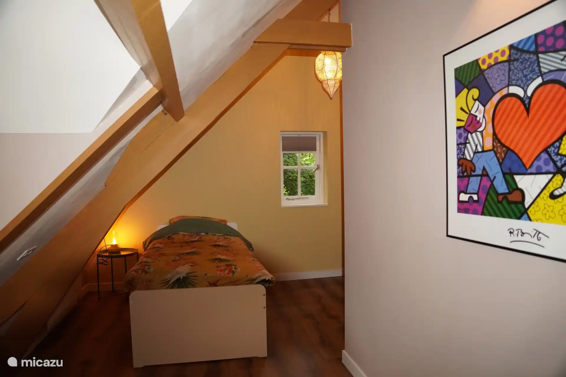 De slaapkamer met twee eenpersoonsbedden