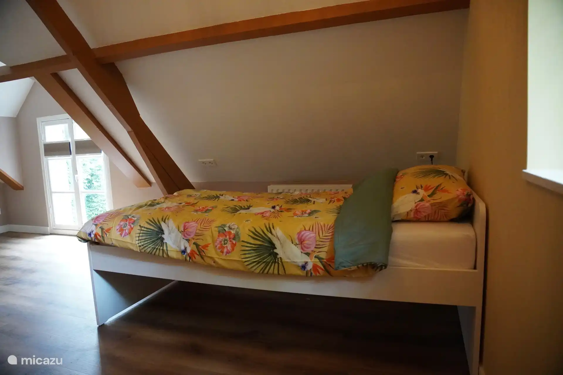 De slaapkamer met twee eenpersoonsbedden.