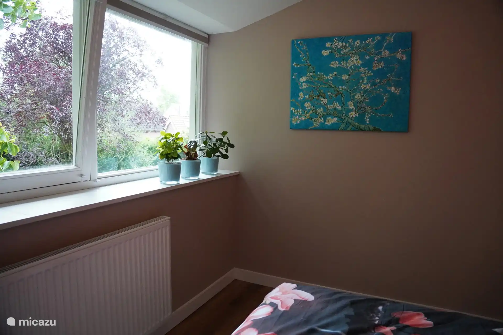 Uitzicht op de bomen vanuit bed