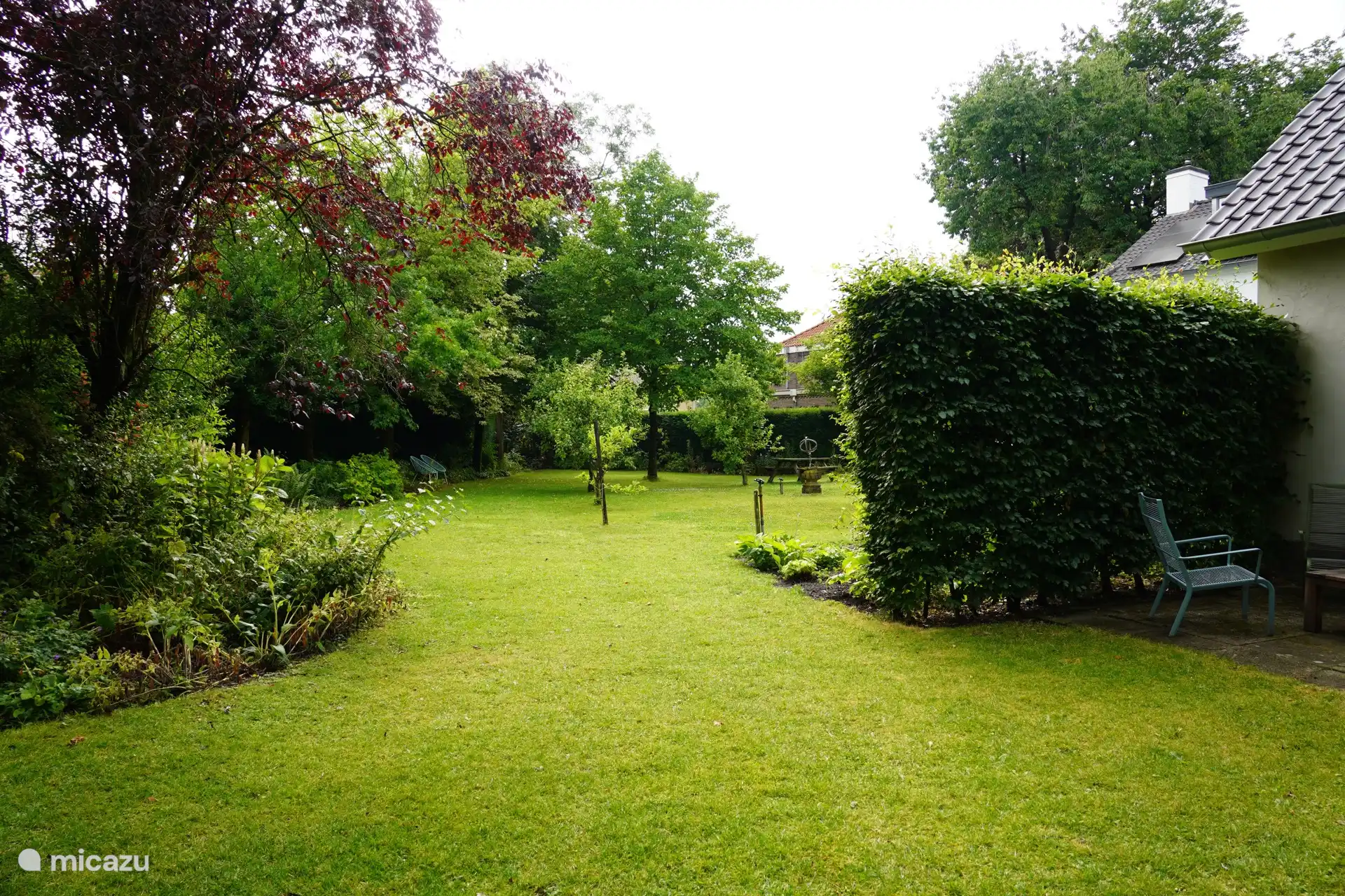 Een blik op de ruime tuin