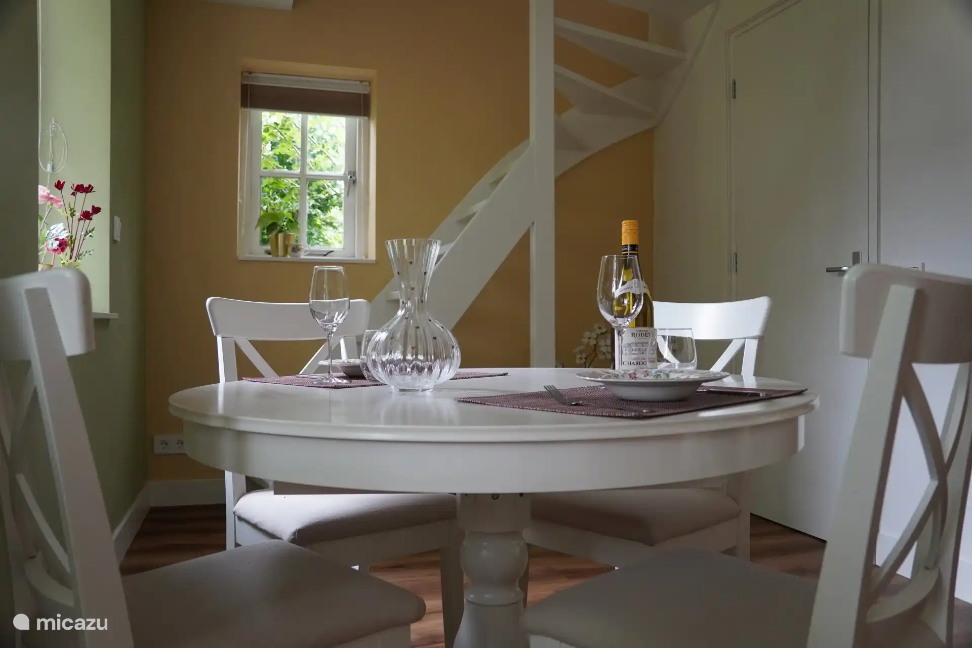 De tafel is hier ingeklapt, maar kan ook uitgeklapt worden