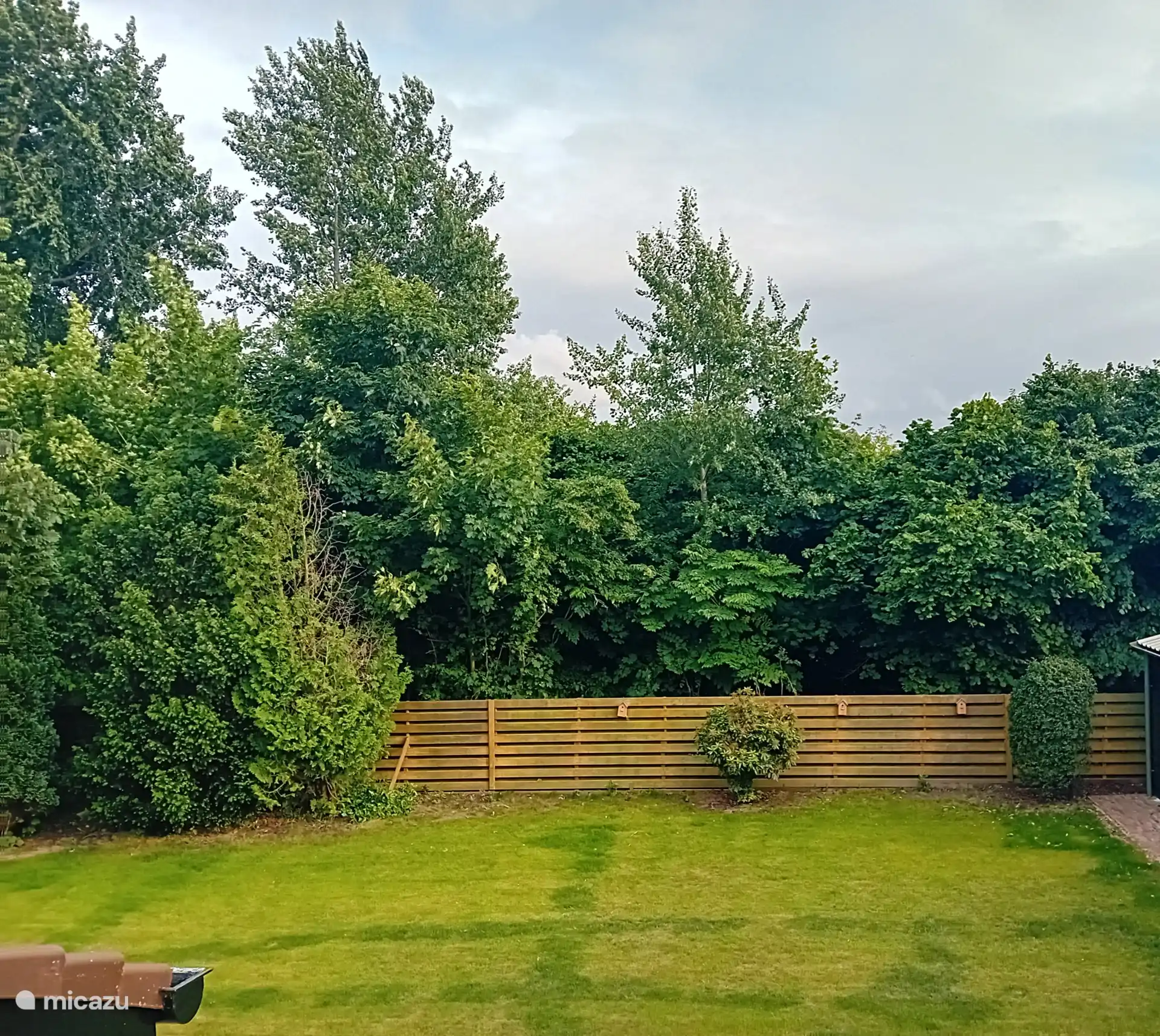 Uitzicht kamer met balkon. Heerlijk tussen het groen en de vogels zingen je tegemoet.