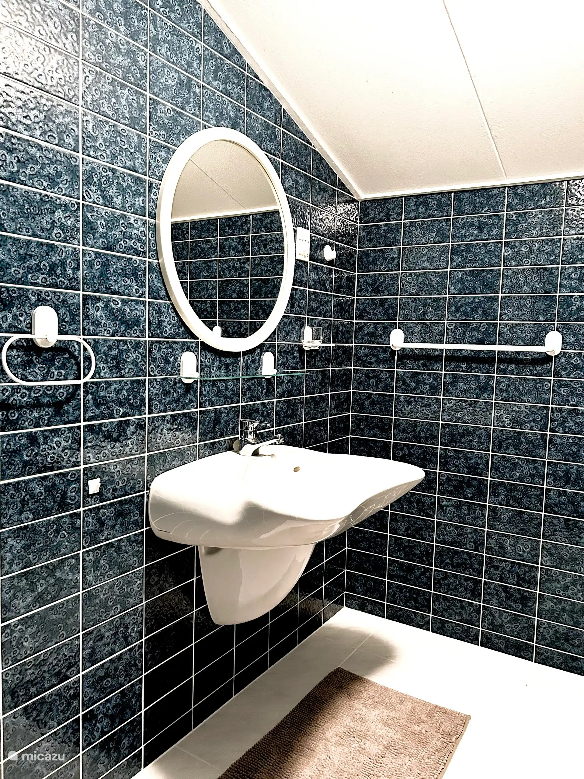 Ruime eigen badkamer, alleen voor de gasten. 