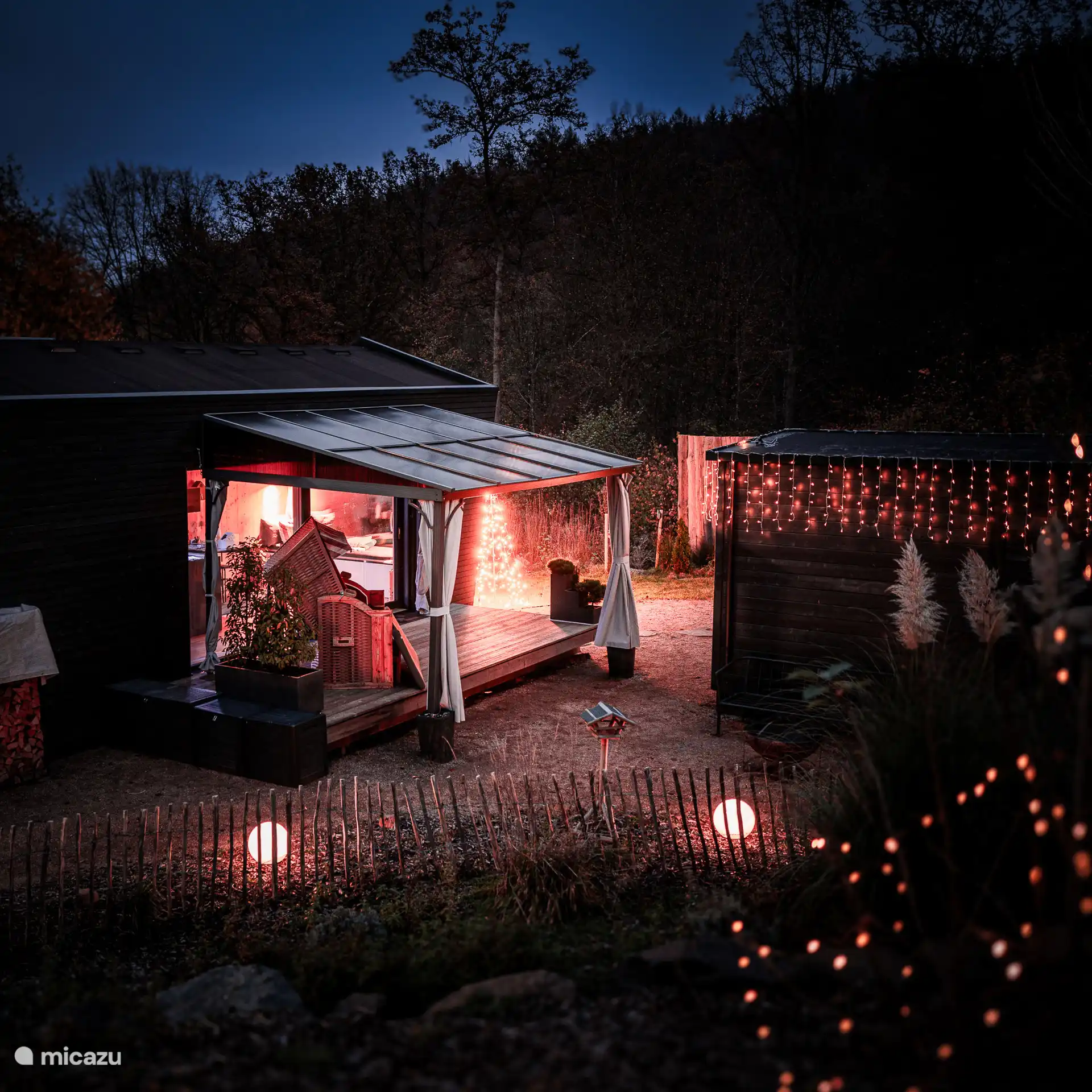 Vooraanzicht in de late avond