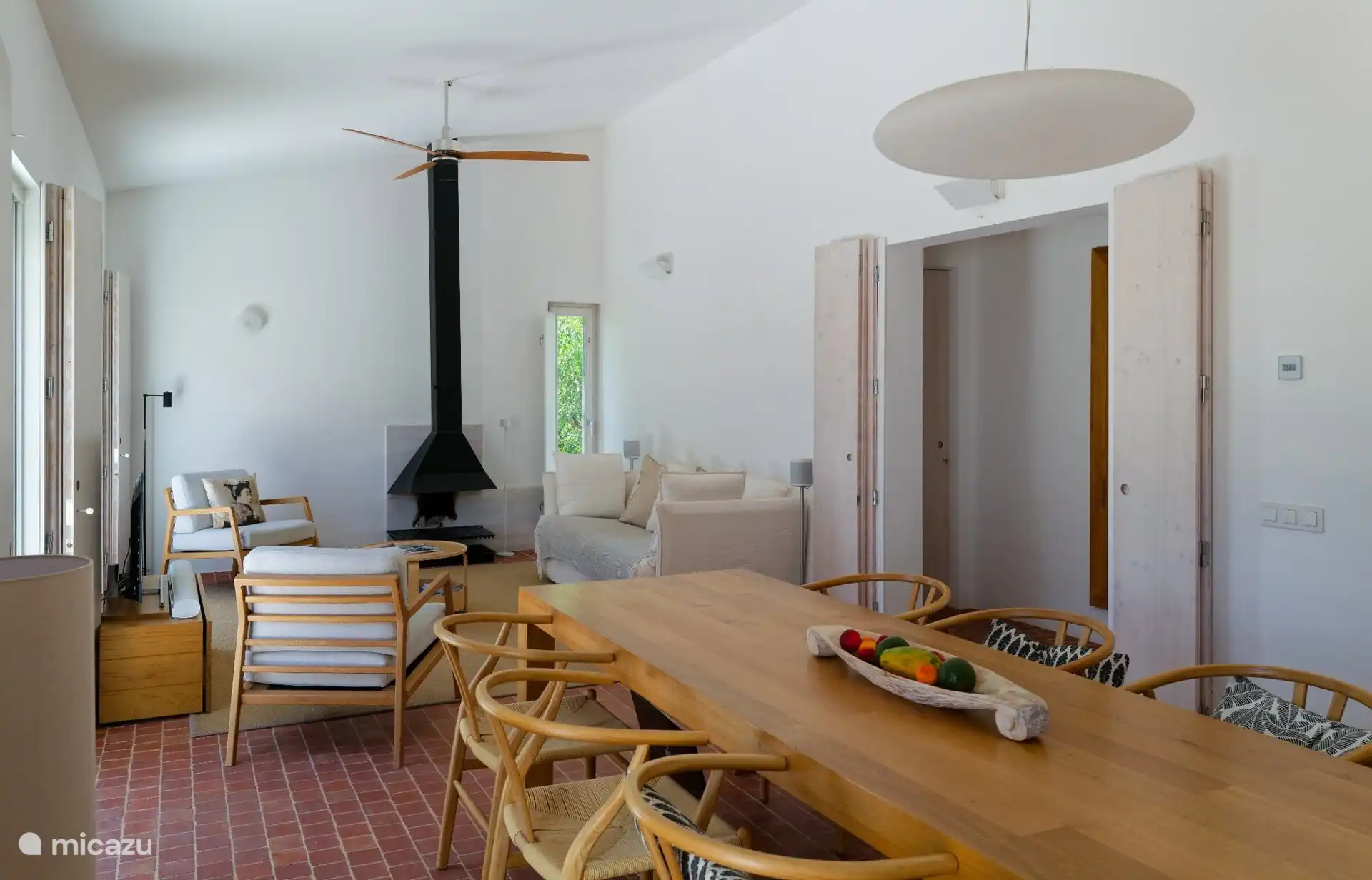 Sala de estar con chimenea