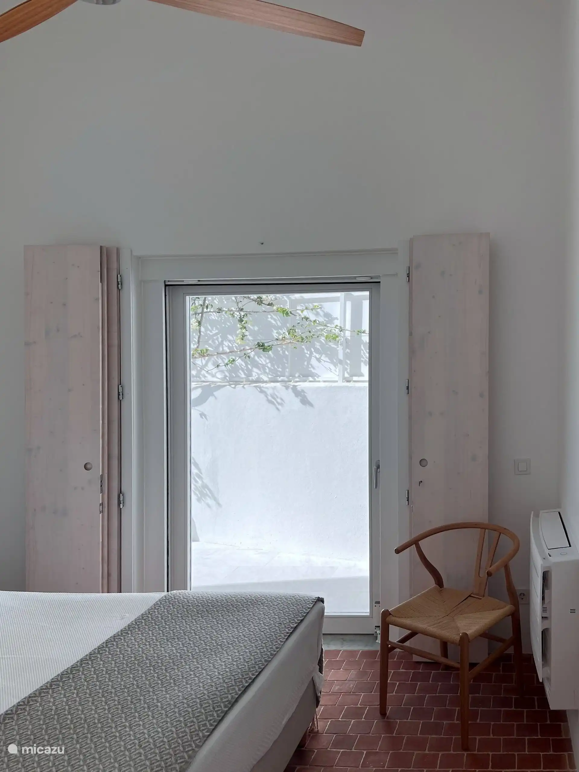 Dormitorio 2 - puertas al exterior