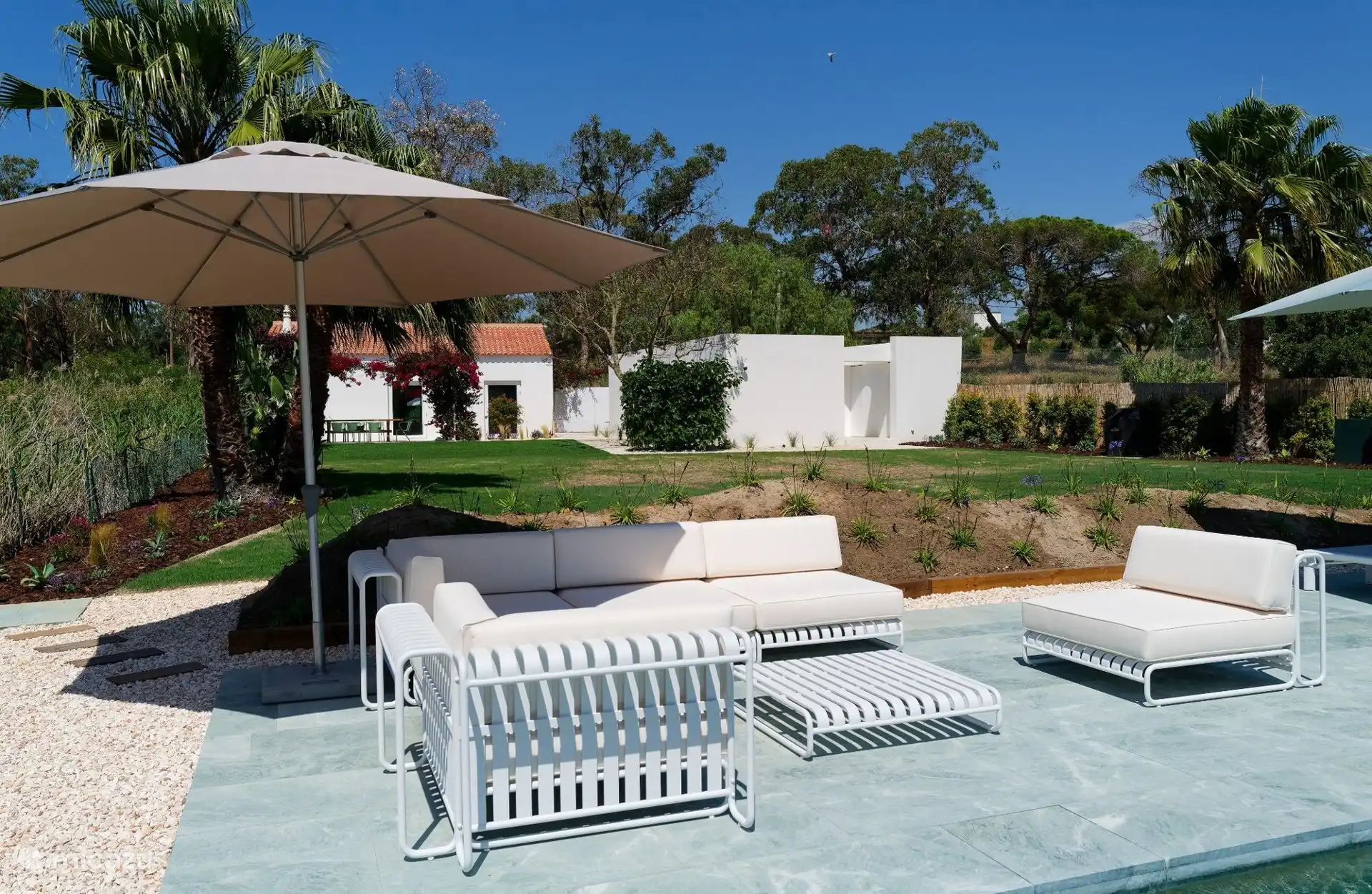 Terraza junto a la piscina