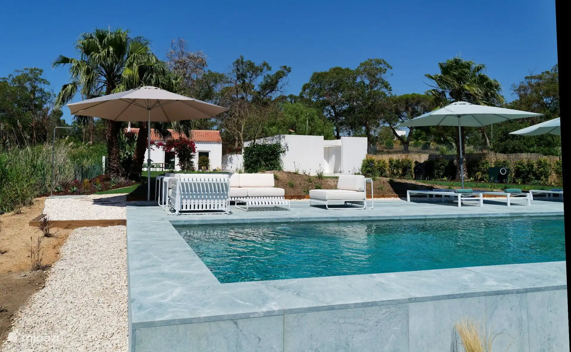 Salón de la piscina