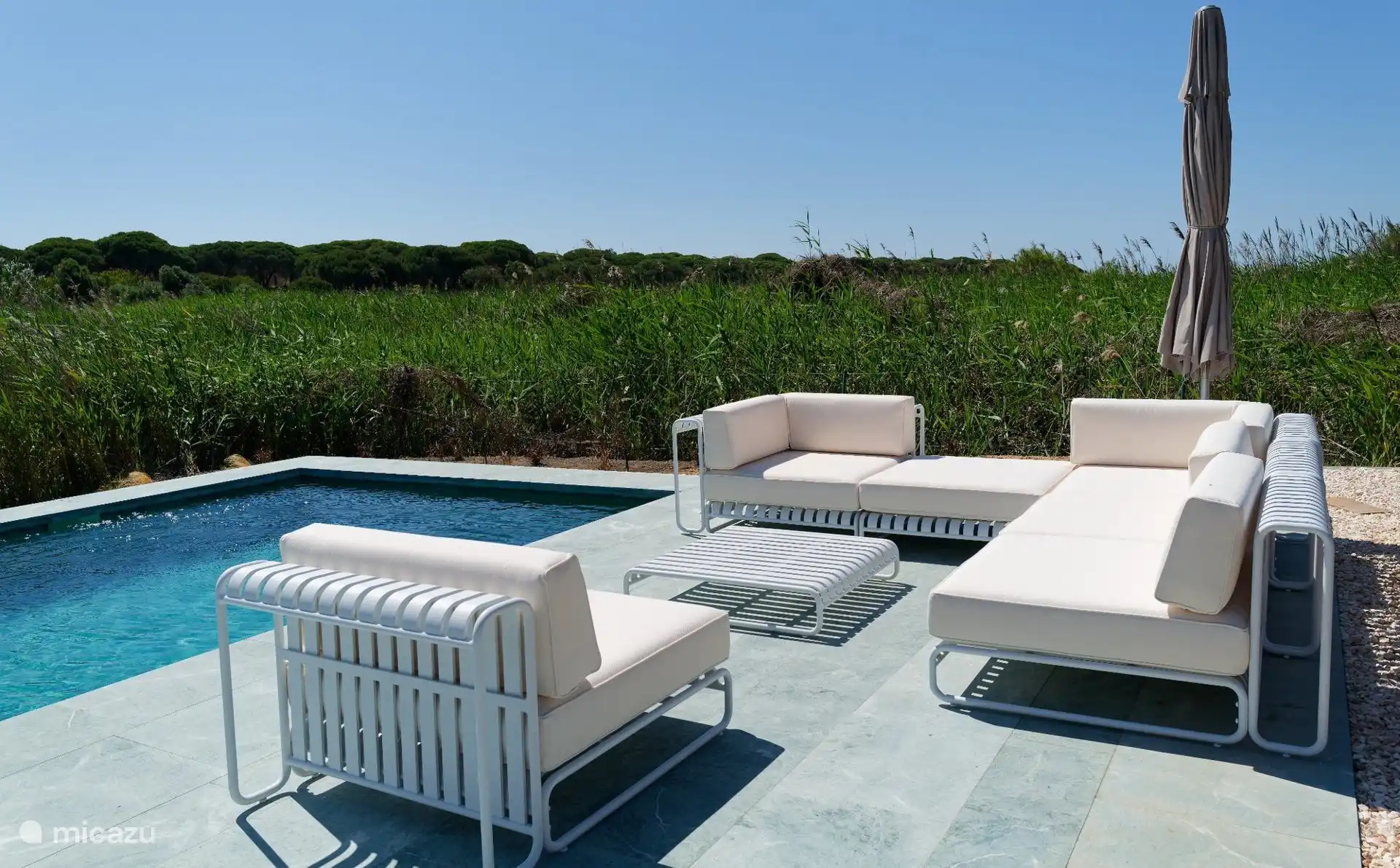 Relájate junto a la piscina